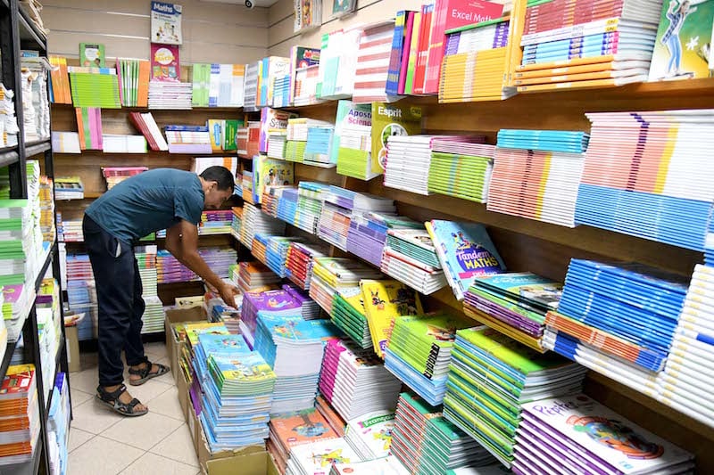 أقل من شهر يفصلنا عن العودة المدرسية..   لا زيادة في أسعار الكتب والكراسات.. ودعوة إلى منع المضاربة والاحتكار